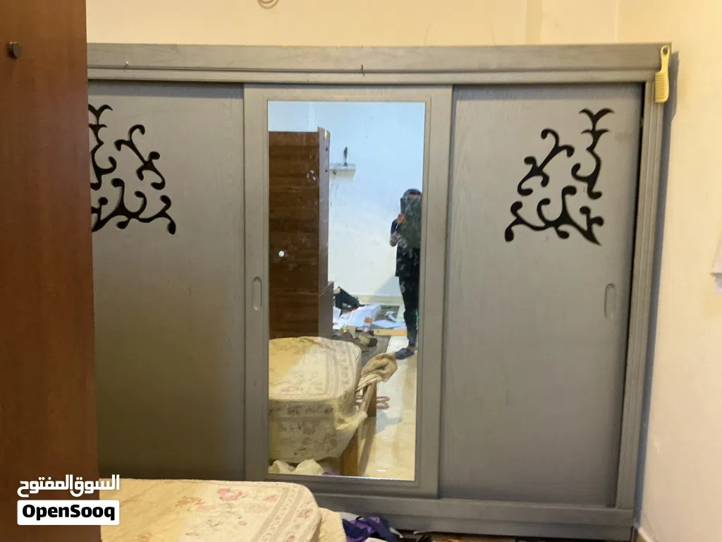 اثاث غرف نوم مع طاولة جيدة