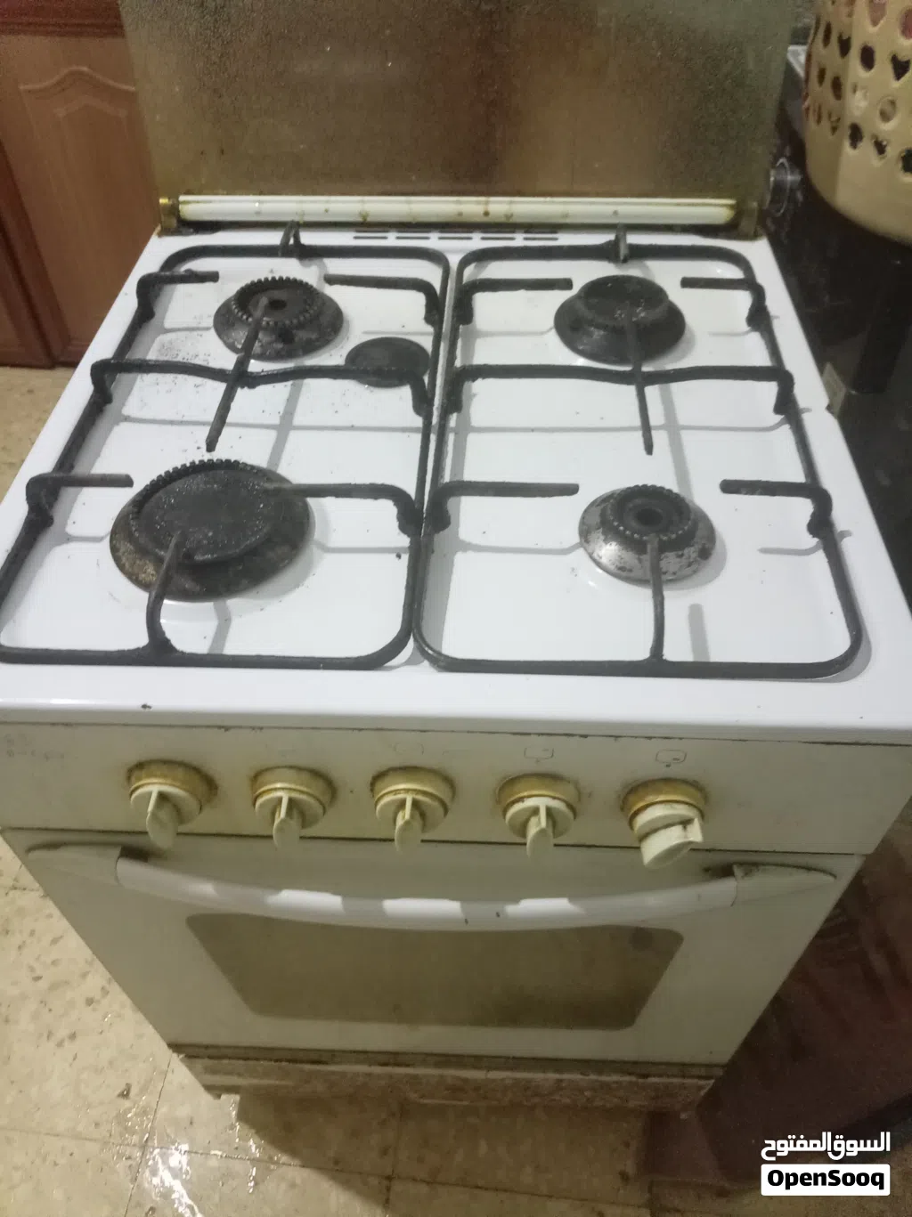 غاز اربع عيون شغال بحاجه الى تنظيف فقط العيون بحاجه تنظيف والفرن بحاجه تنظيف والغاز شغال بسعر مناسب