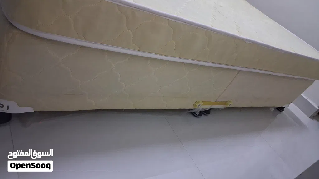 سرير مزوج عرض 180 طول 190 مستعمل نظيف مع فرشة