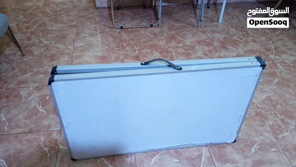 ميز طعام المنيوم حجم كبير