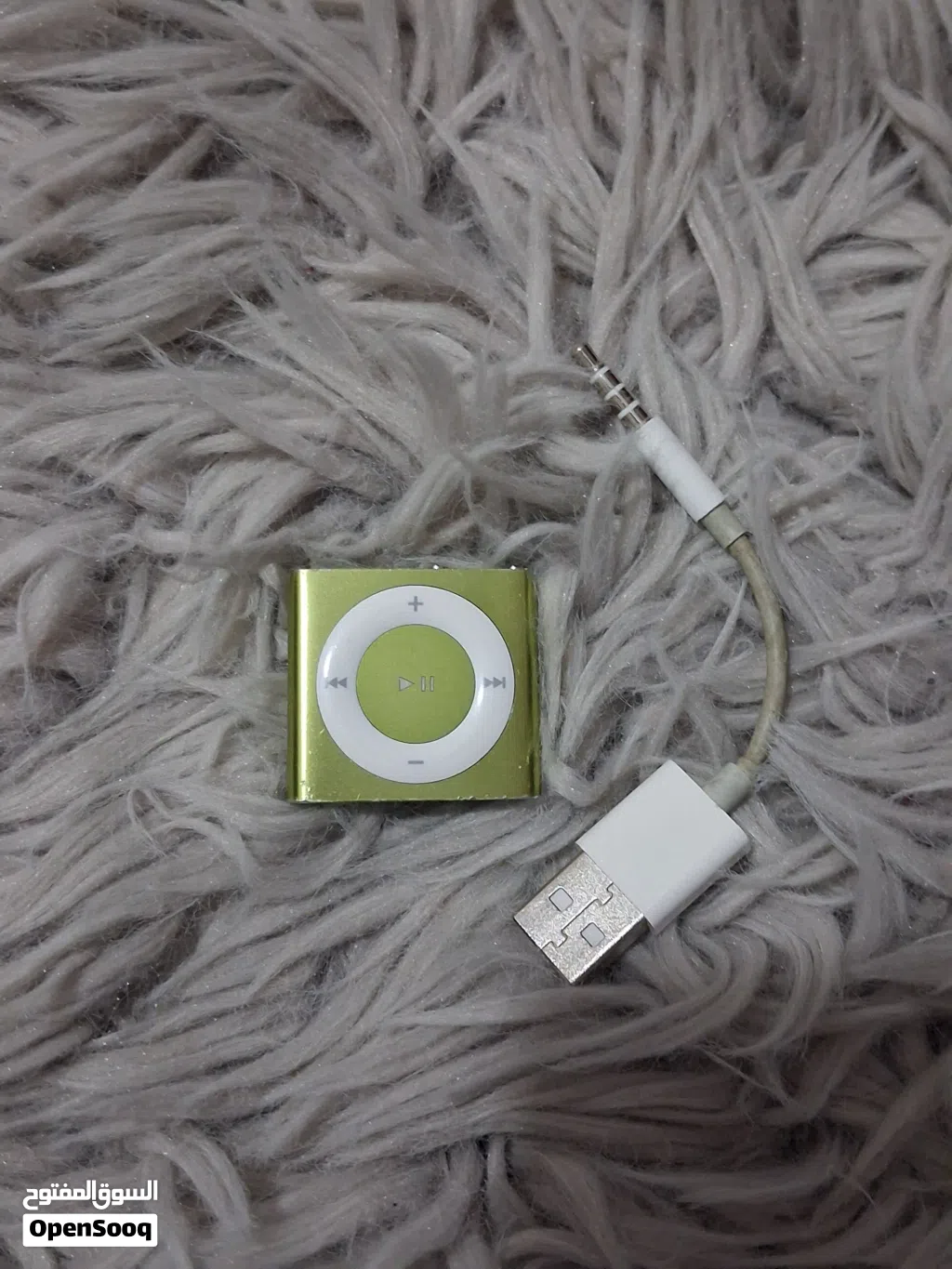 iPod Shuffle 4th Gen أصلي لون أخضر مميز - مع شاحنه الأصلي ونظيف جداً