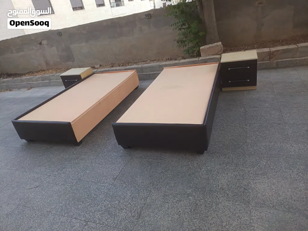 تخوت مفرد خشب لاتيه بالاضافه لكمودينات بالاضافه للفرشات للبيع الموقع عمان الجبيهه