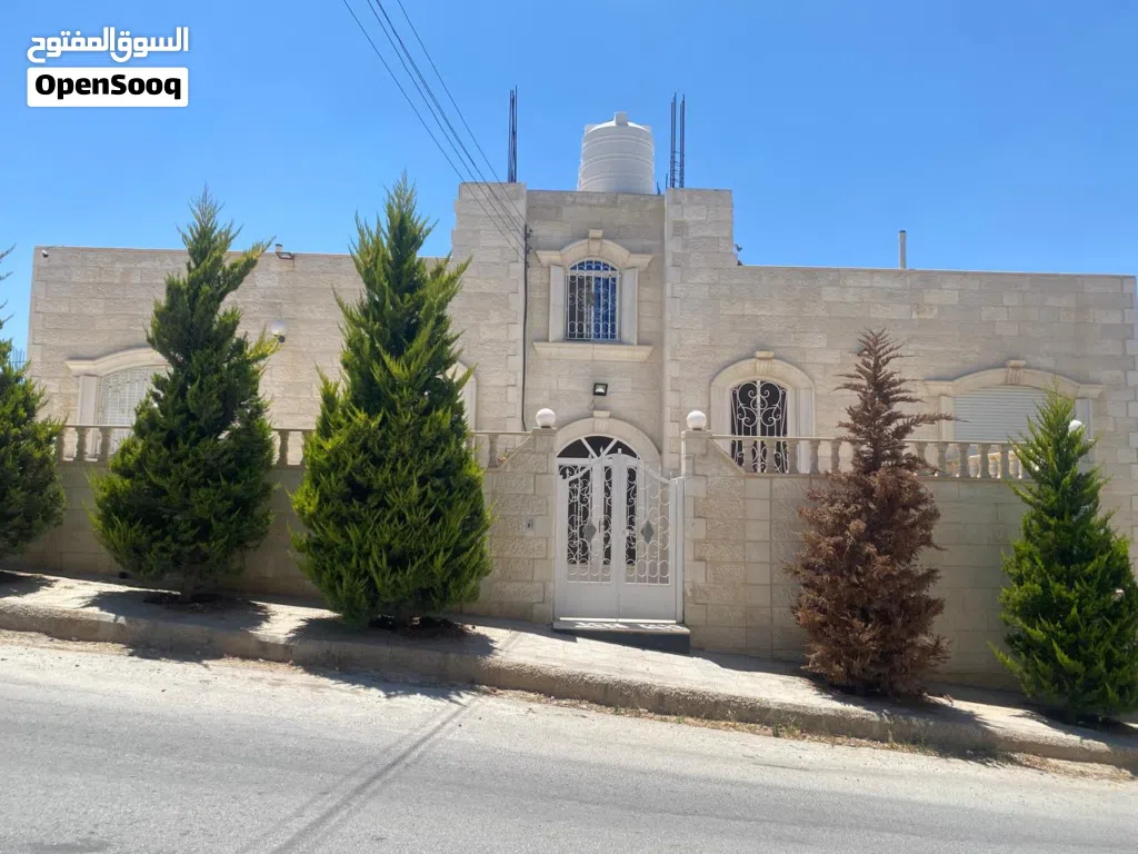 فيلا فاخرة للبيع في الزرقاء الجديدة