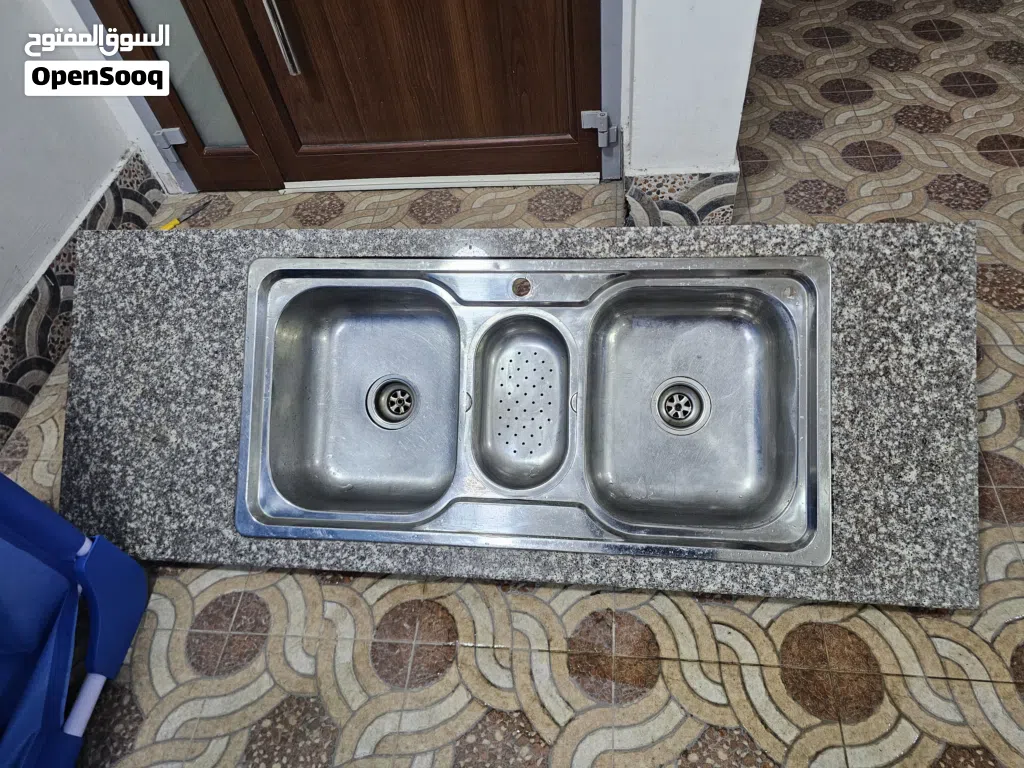 مجلى مطبخ كامل مع رخام جرانيت للبيع بحالة ممتازة ونظيفة جداً