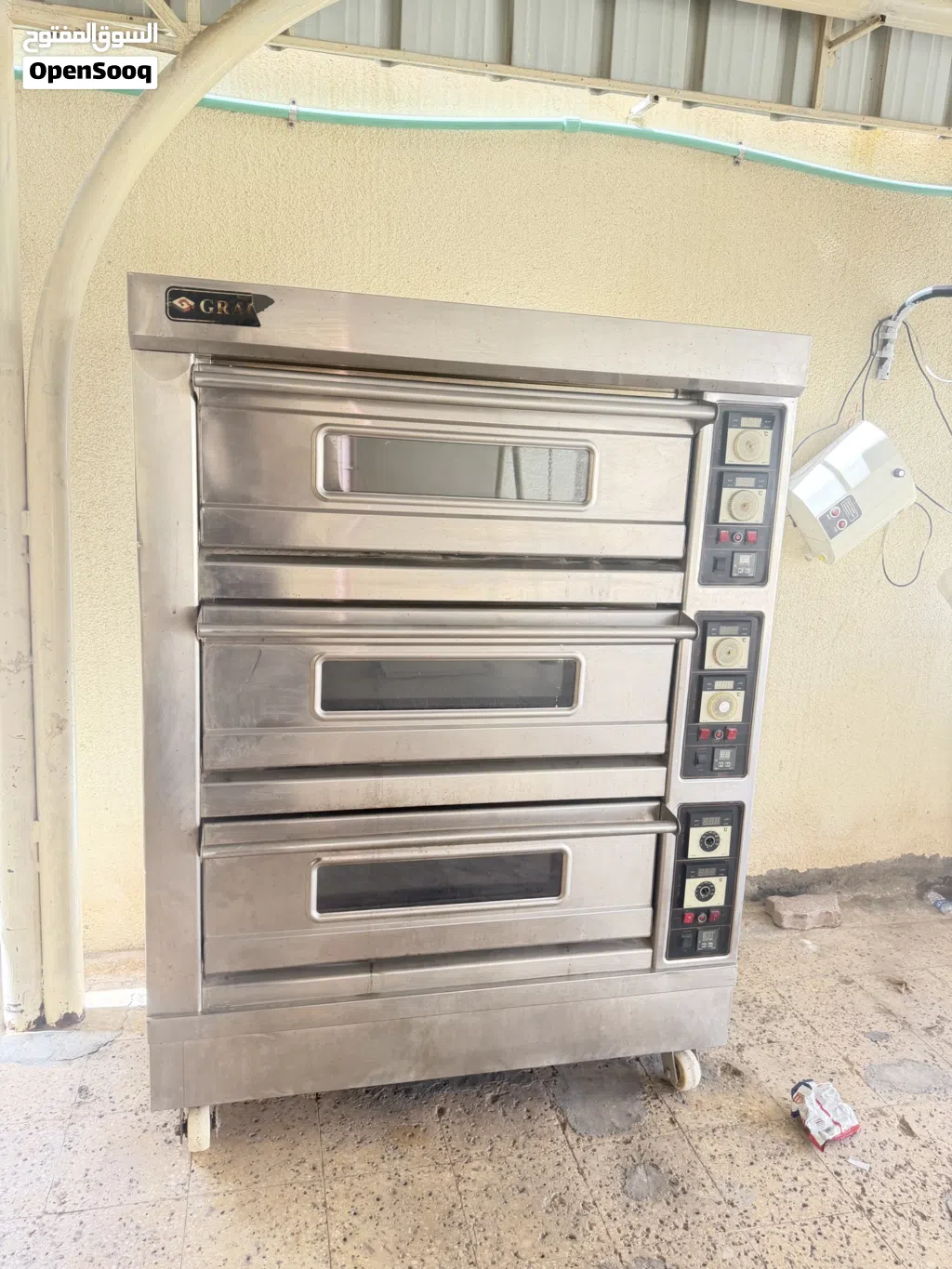 للبيع فرن ثلاث طوابق نظيف