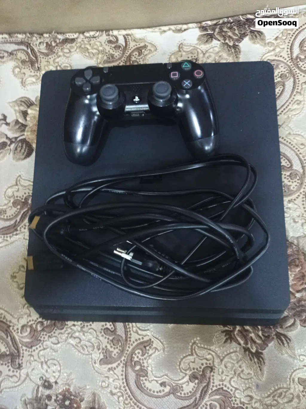 بلايستيشن 4 سليم (PS4 Slim) مميز جداً مع ايد أصلية ولعبة FC 25 الأحدث - نظافة تامة!