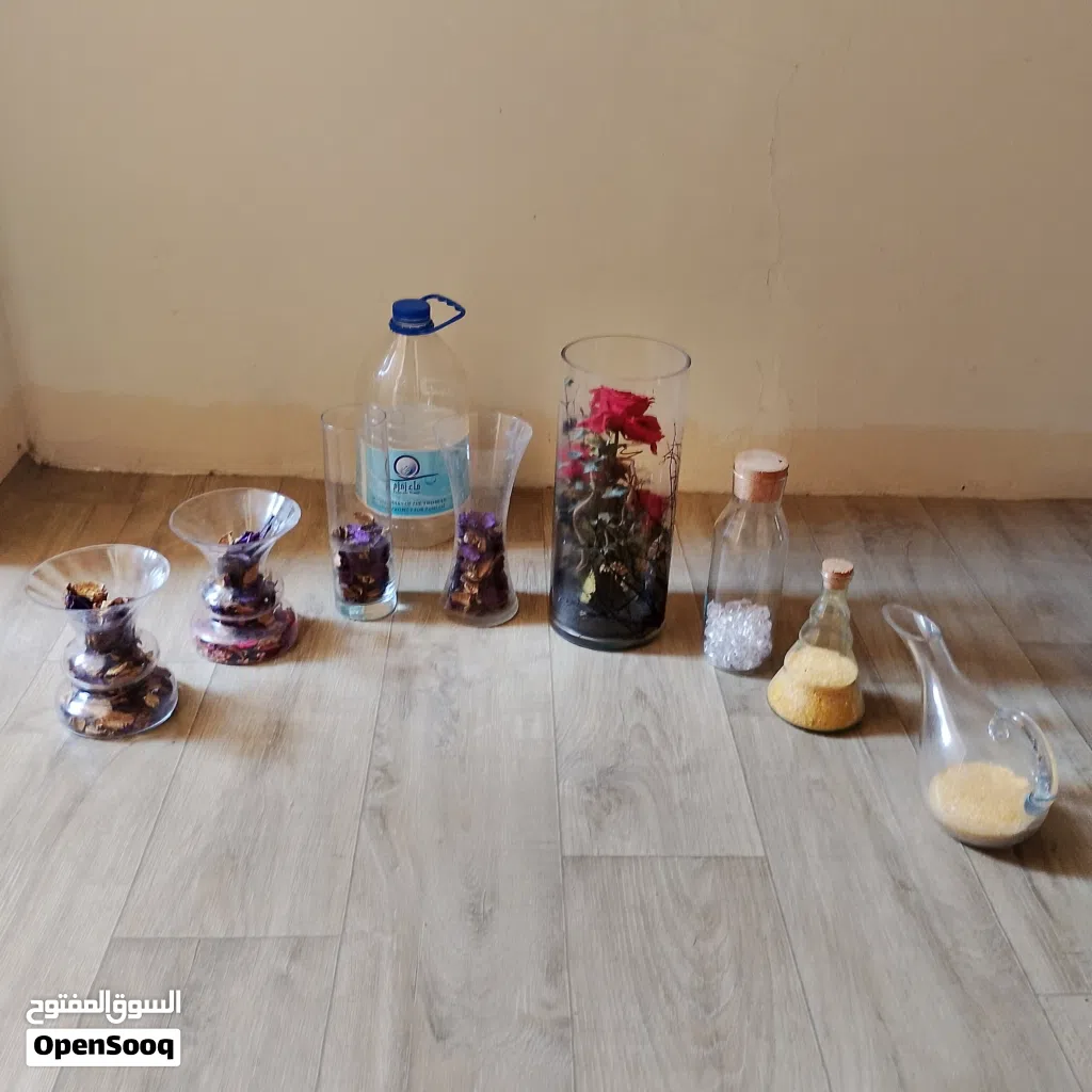 مجموعة زجاجات ديكور متنوعة بحجام مختلفة