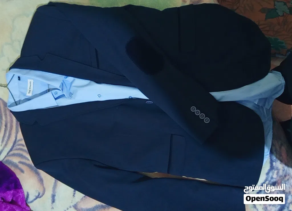veste bleu marine et chemise bleu ciel