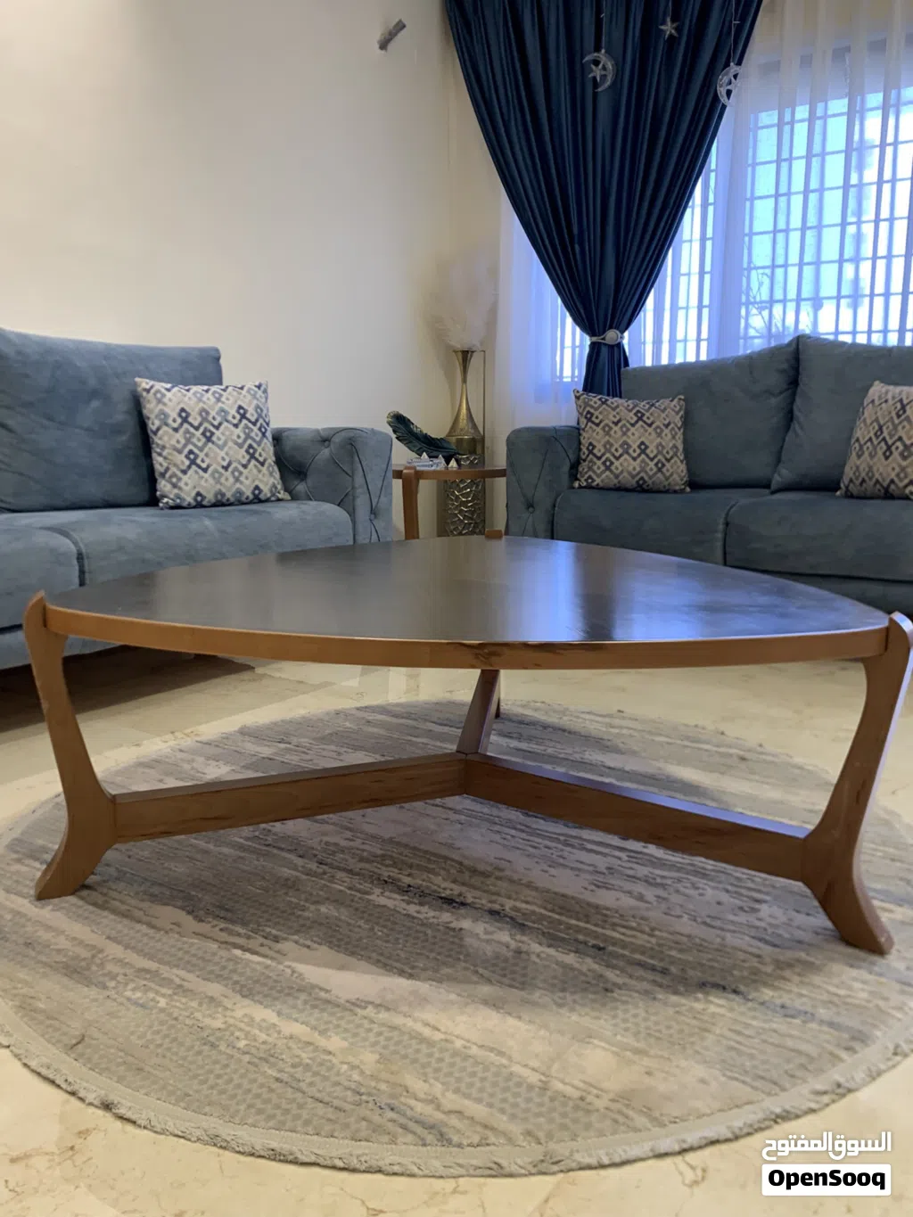 طقم طاولات أنيق ( طاولة كبيرة وطاولتين على الجنب) بسعر مغري.