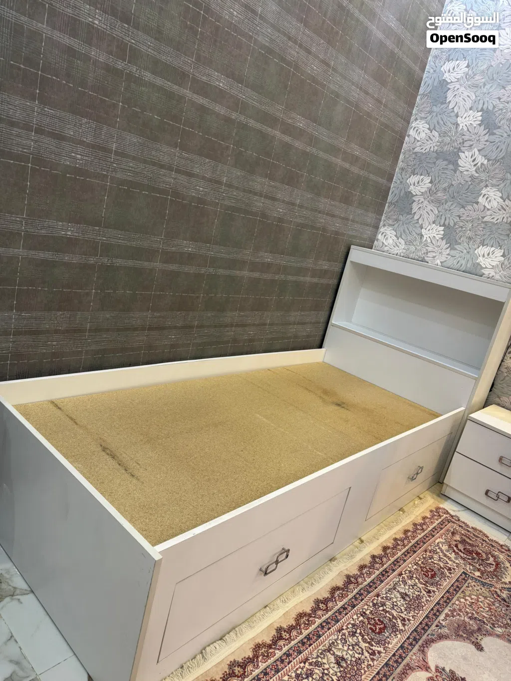 غرفه للبيع متكونه من 2 سرير خشب كومدي واحد وميز مرايه الغرفه تفصال نوع الخشب mdf