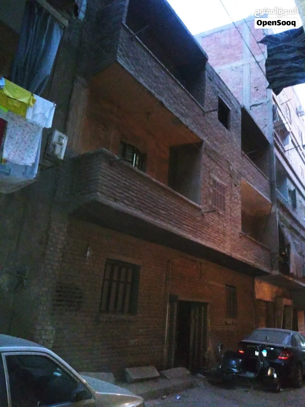 عقار 3 طوابق يسلم خالي بمنطقه جنينه الشريف عين شمس الشرقيه