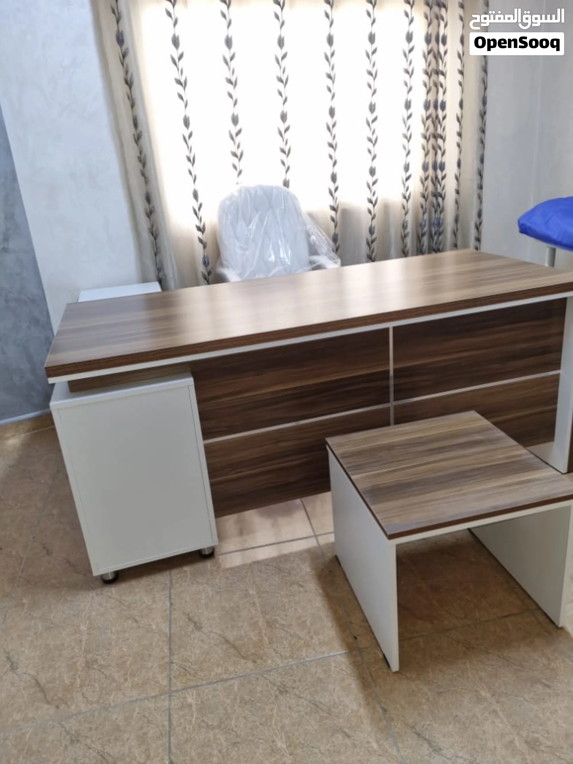 مكتب مدير مع جانبية ثابثة وطاولة وسط - (252985407) | السوق المفتوح