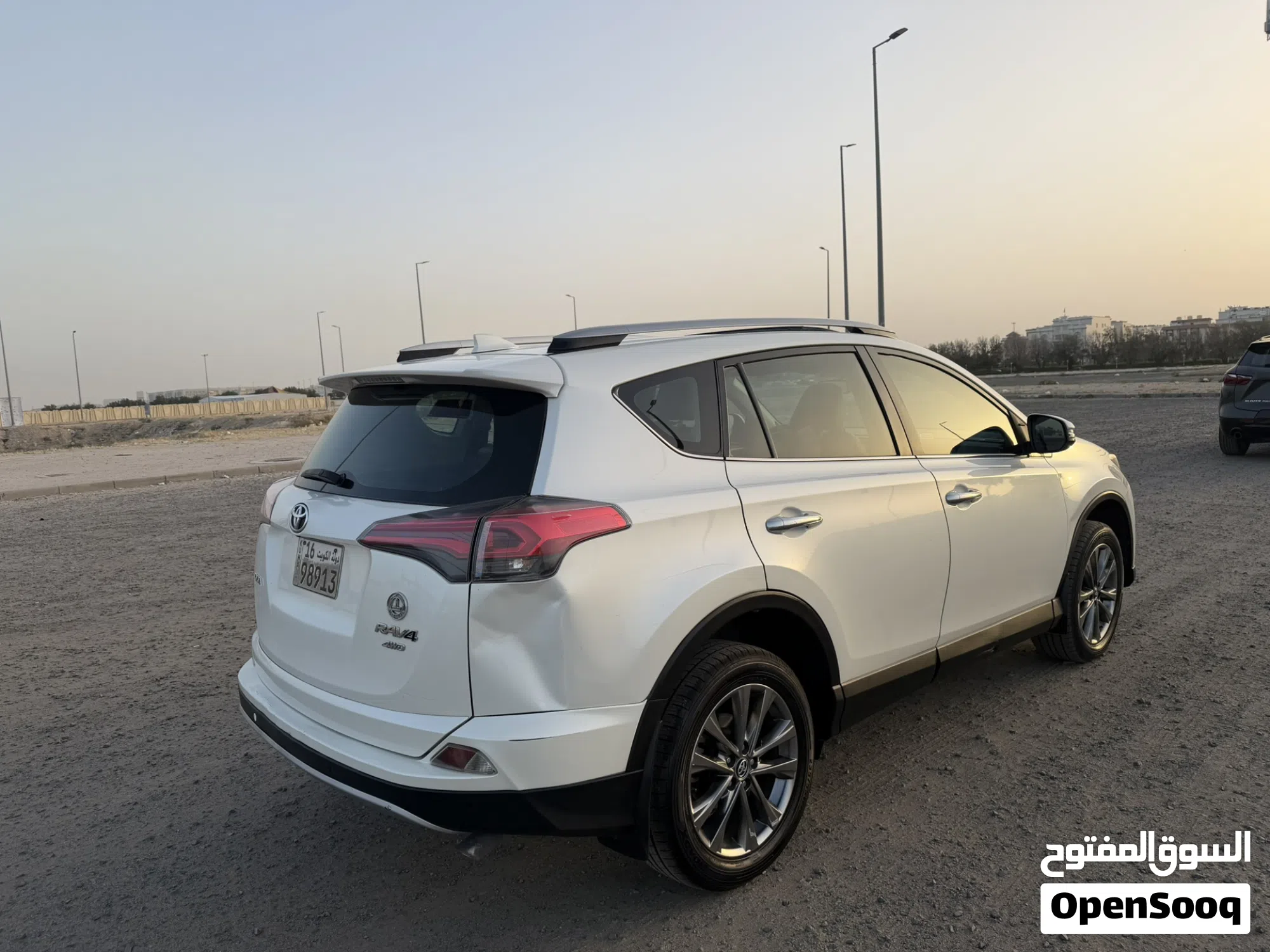 تويوتا راف 4 ليمتد 2018 - SUV موثوق للبيع - image 1