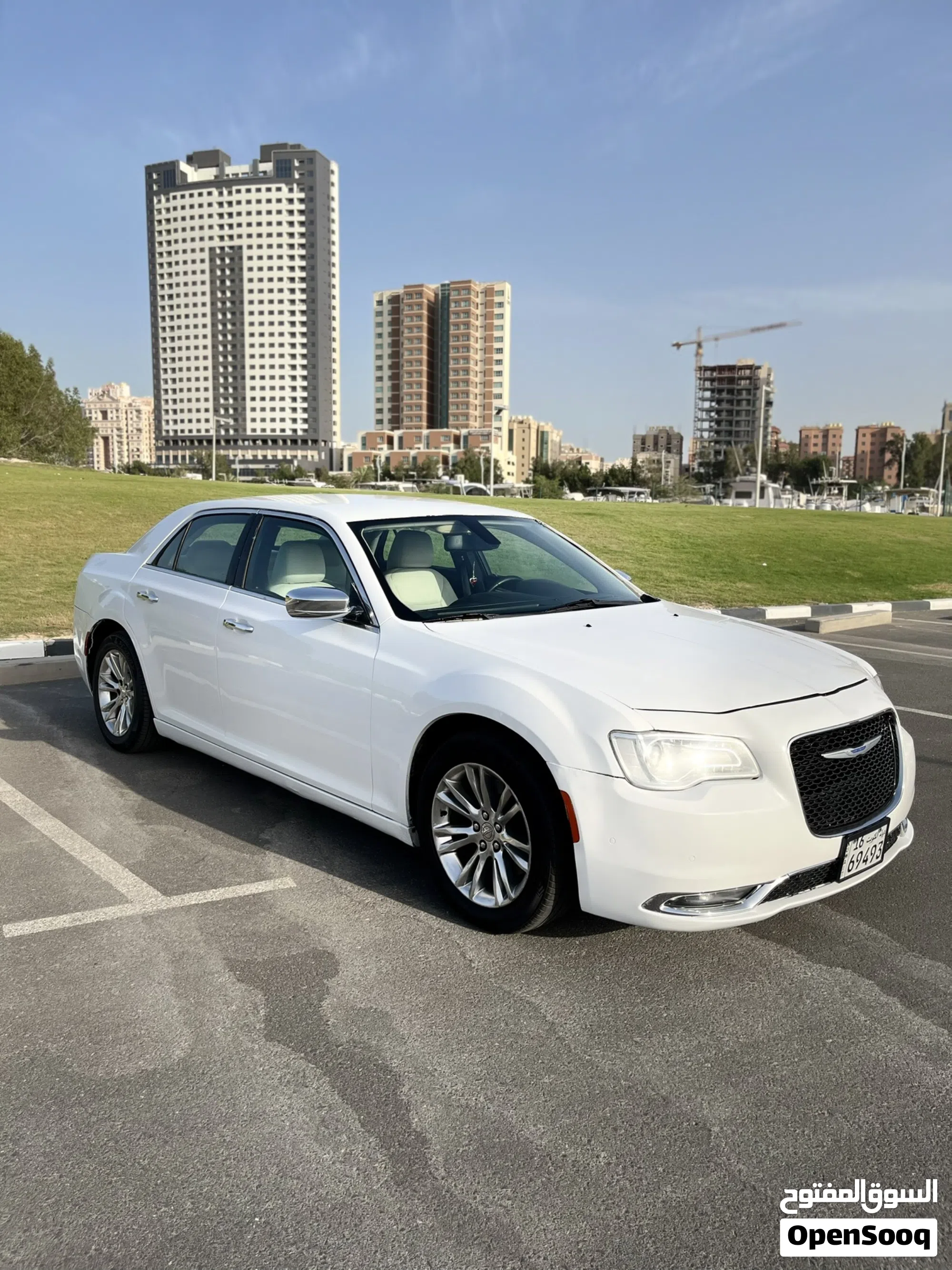كرايسلر 2019 300 300S V6 للبيع في الكويت - image 3