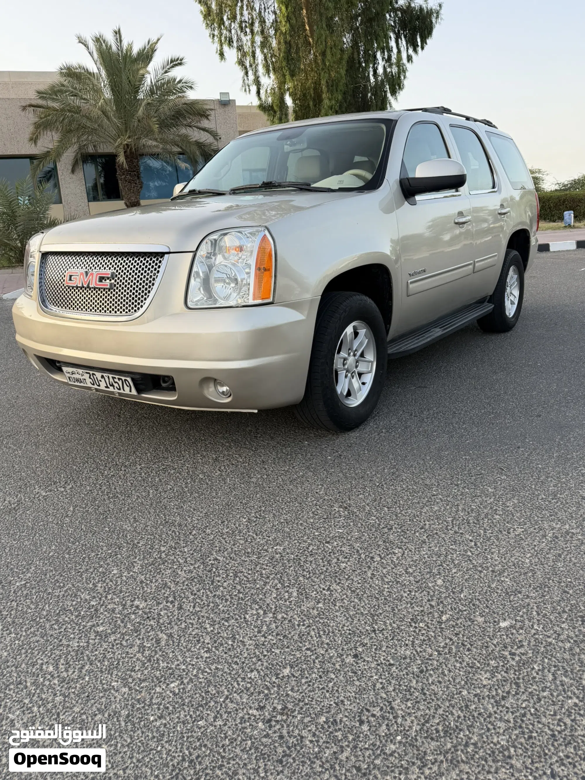 2013 جي إم سي يوكن SLT - SUV واسع وموثوق - image 1