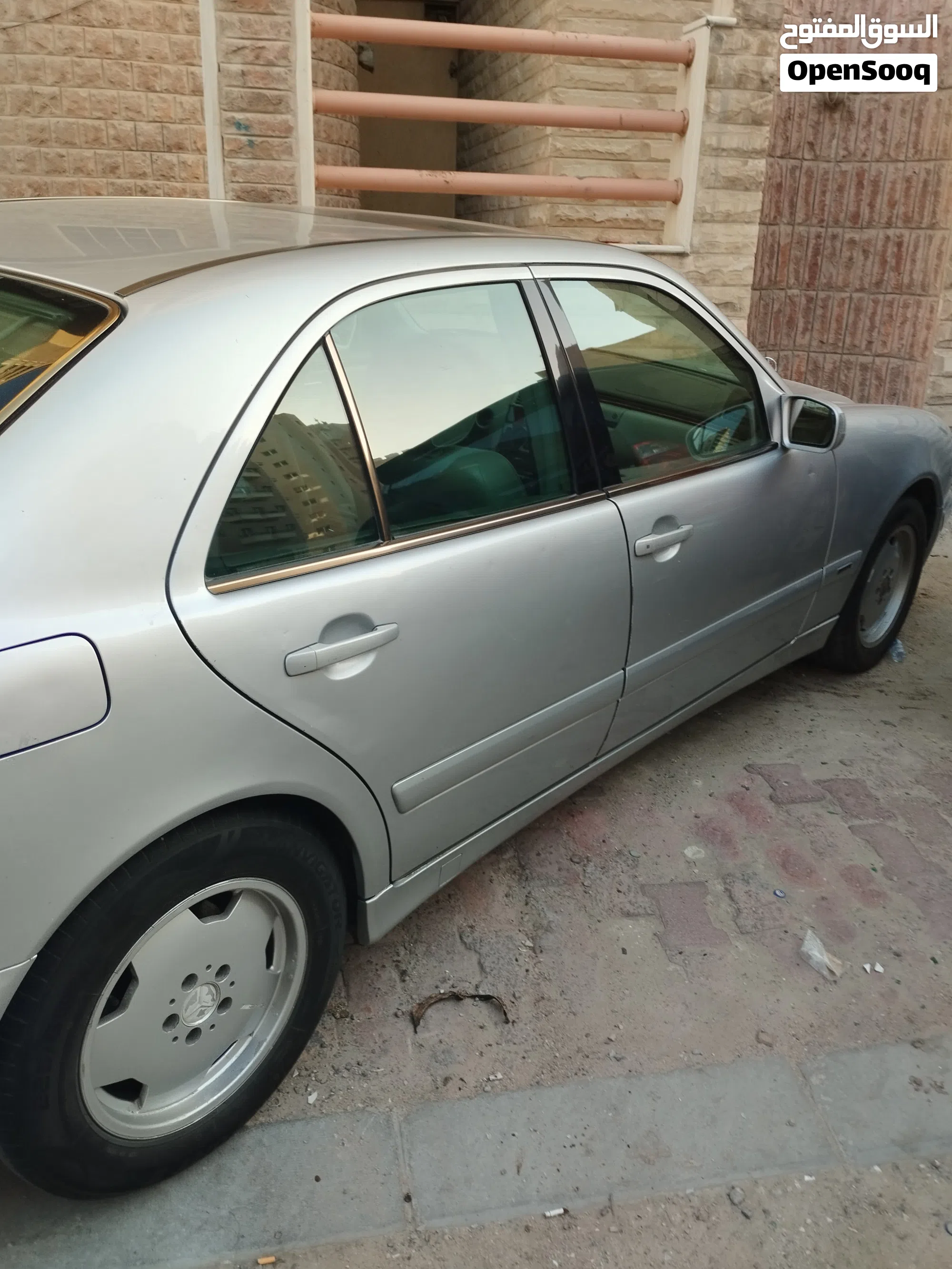 مرسيدس بنز الفئة E 320 موديل 2001 بحالة ممتازة - image 1