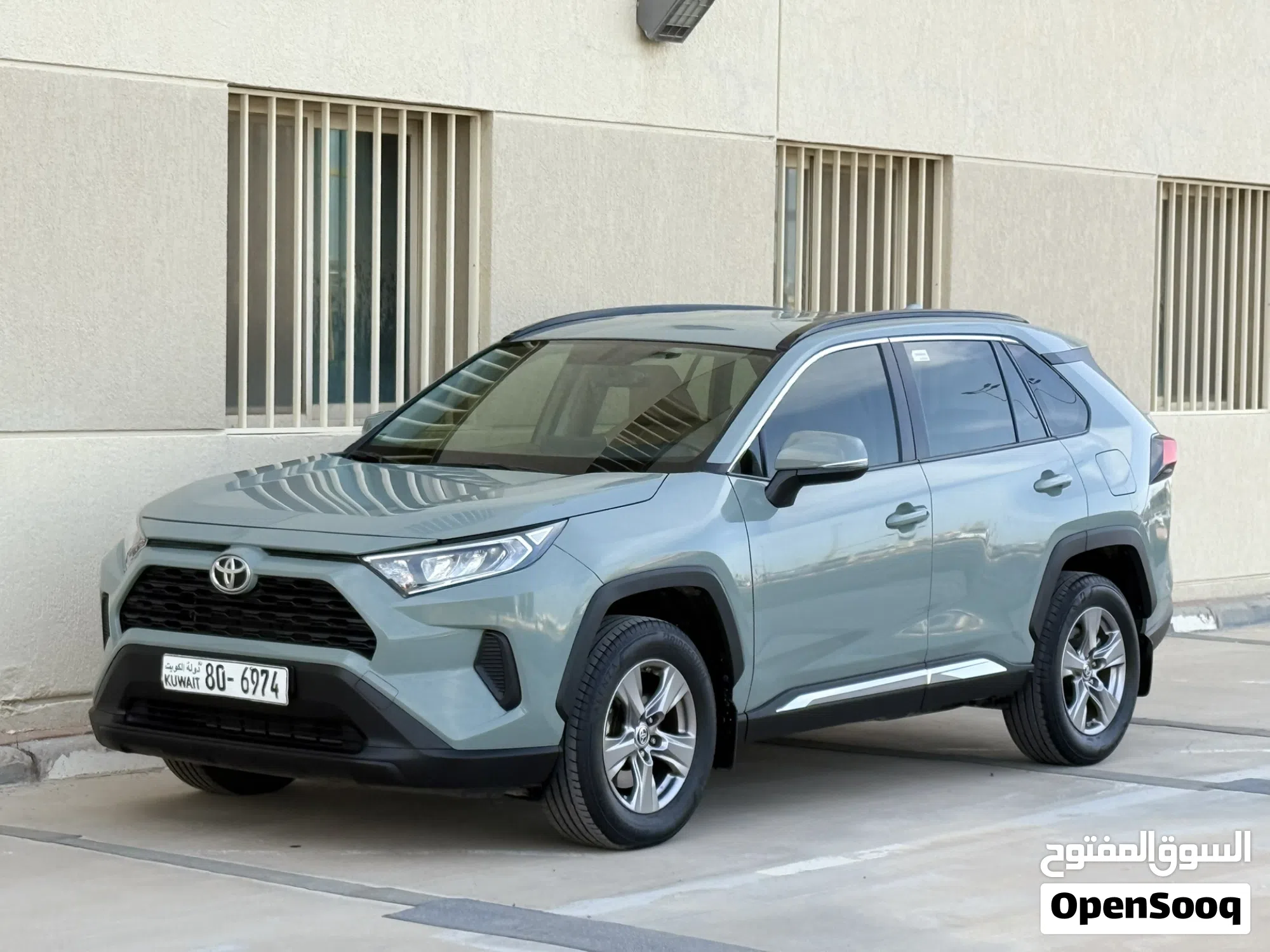 2023 تويوتا راف 4 ستاندرد - SUV مميز للبيع - image 1