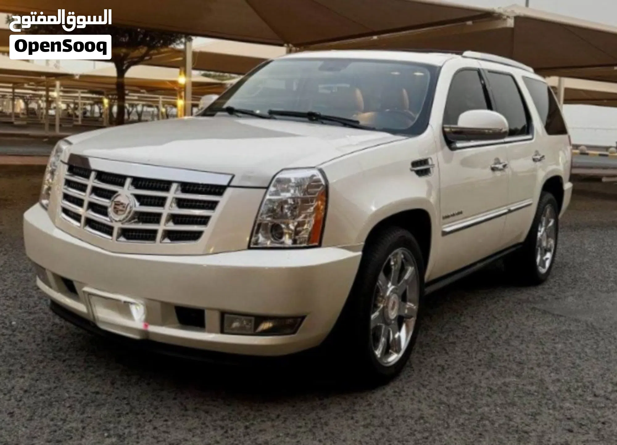 2014 كاديلاك اسكاليد بريموم - SUV فاخرة مع راحة - image 1