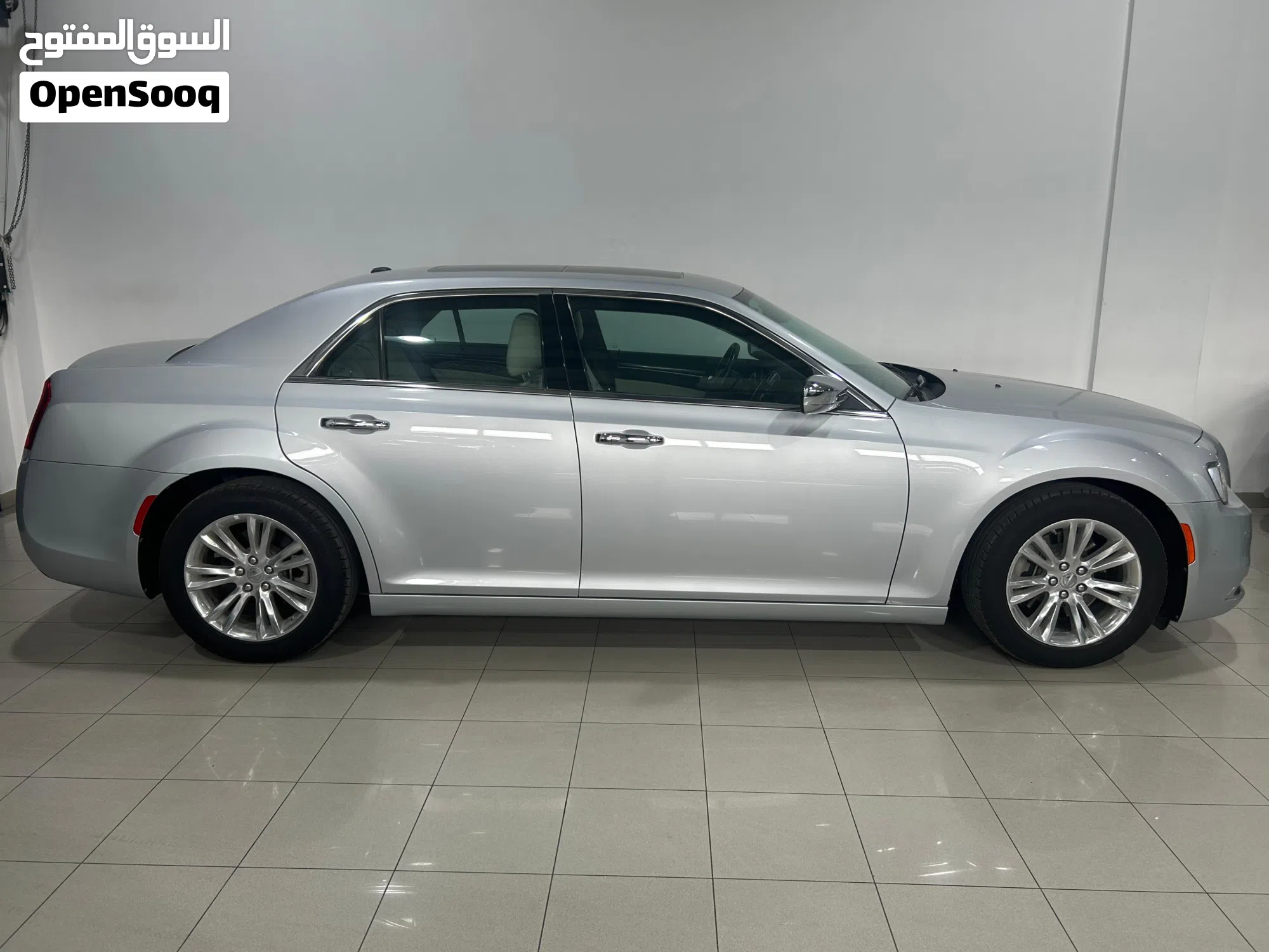 كرايسلر 300 Touring للبيع في الكويت - image 1
