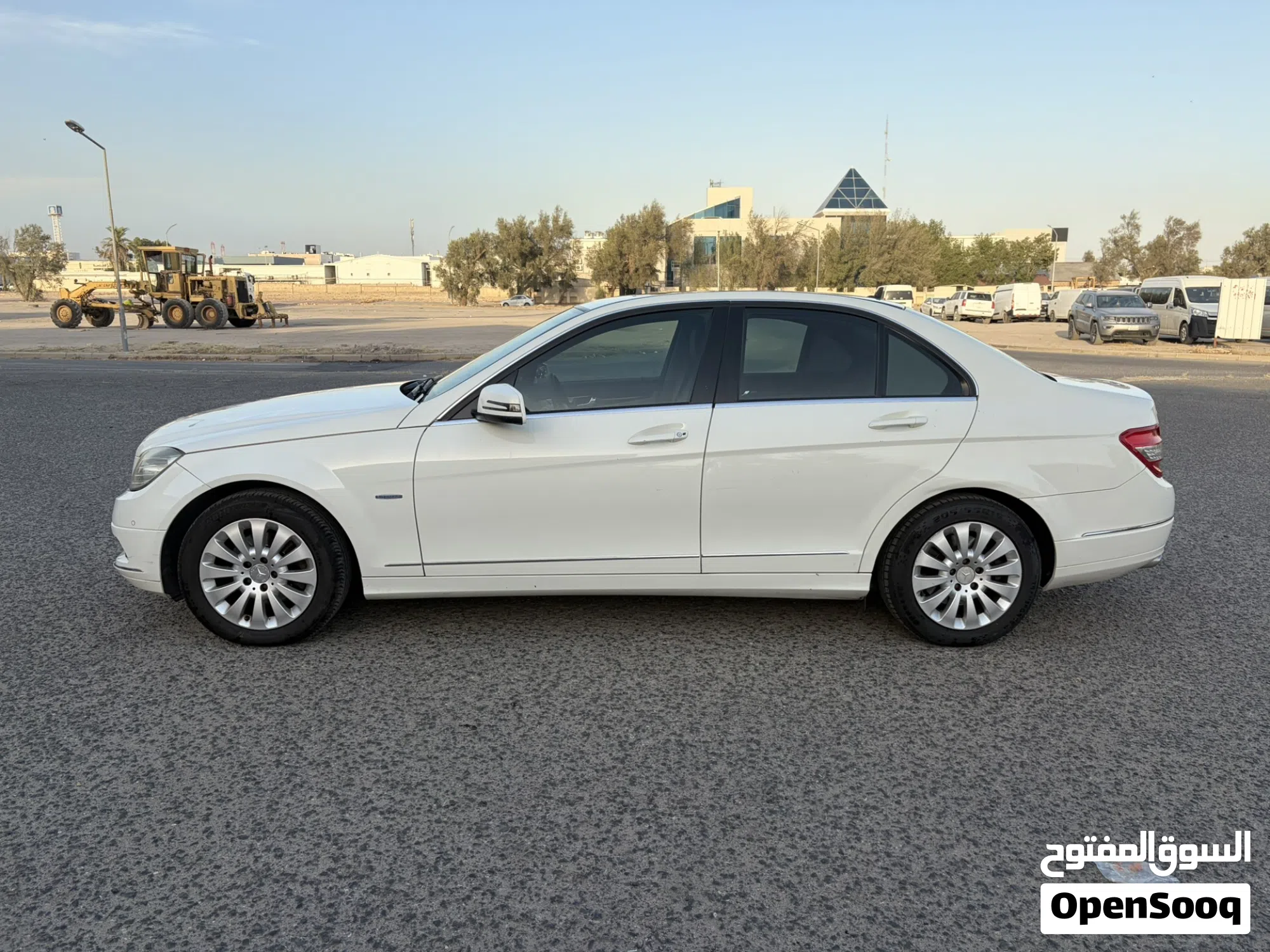 مرسيدس بنز الفئة C 200 موديل 2010 للبيع - image 1
