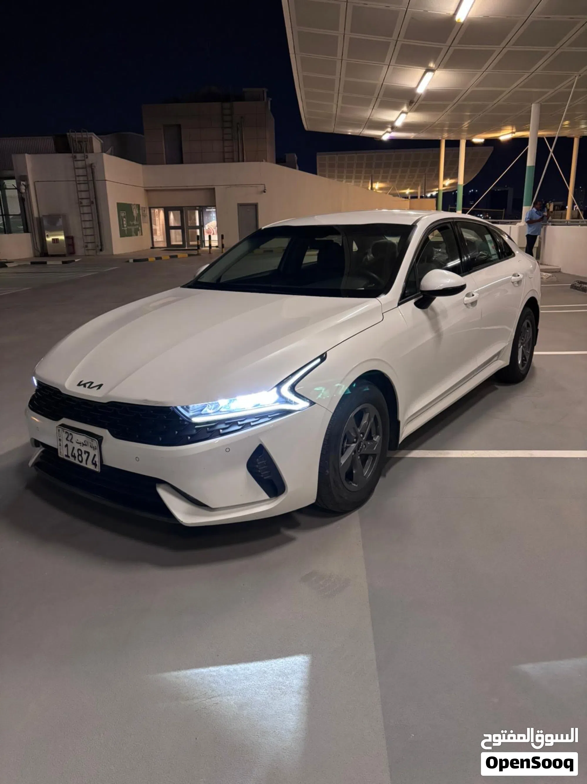 2023 كيا K5 ستاندرد - سيدان أنيقة مع عداد منخفض - image 1