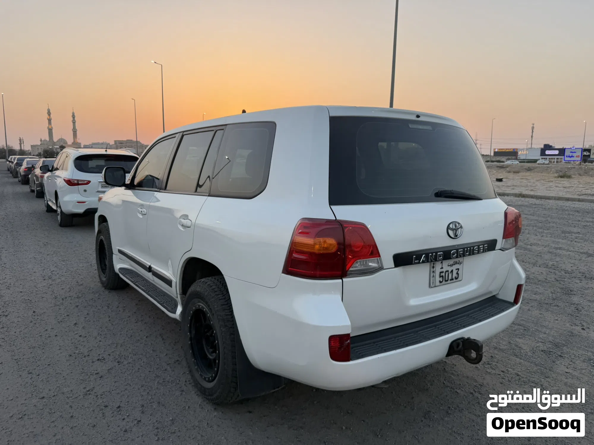 2014 تويوتا لاند كروزر GXR - SUV متميز للبيع - image 1