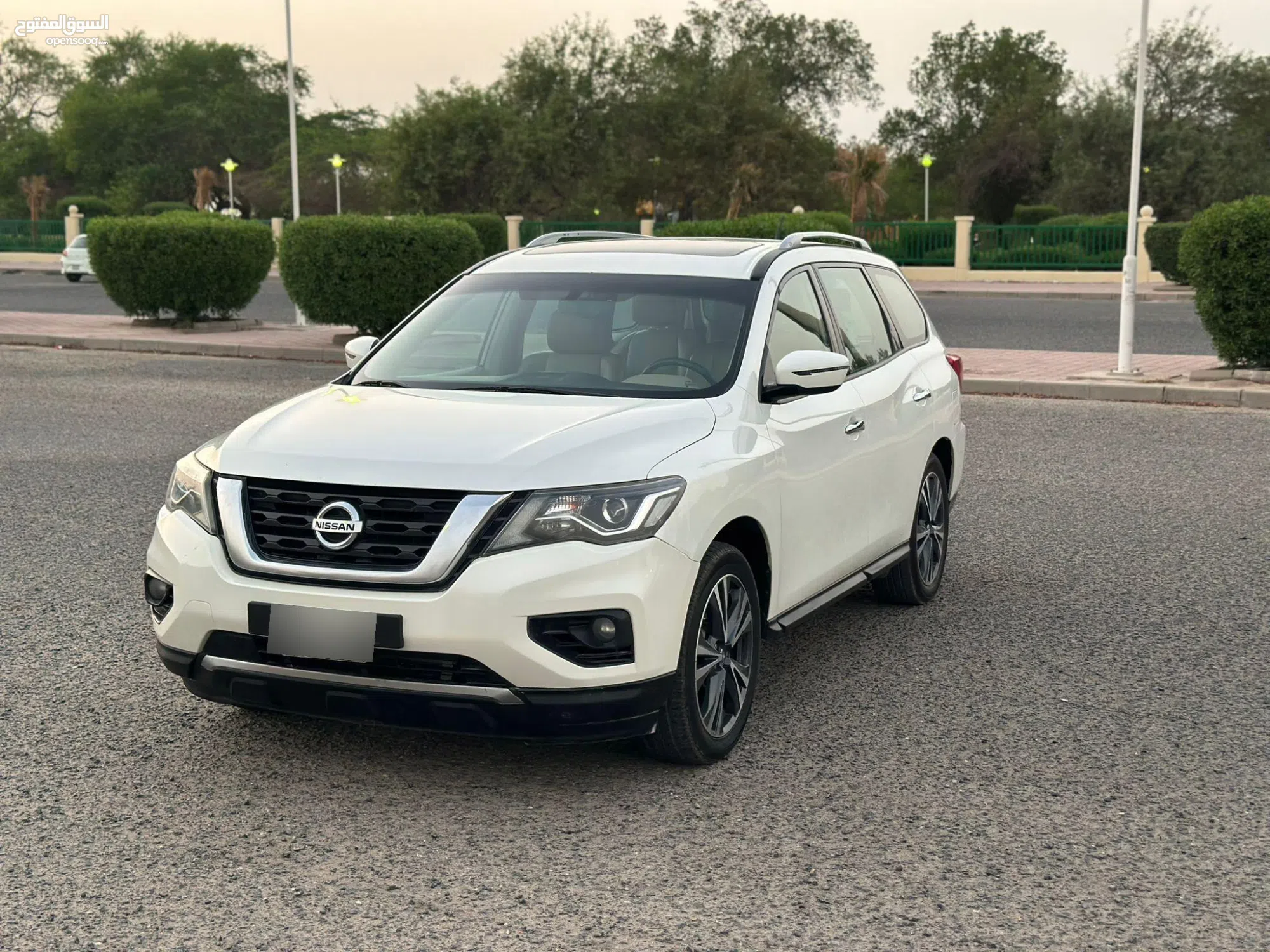 2021 نيسان باثفندر SL - SUV عائلية واسعة - image 1