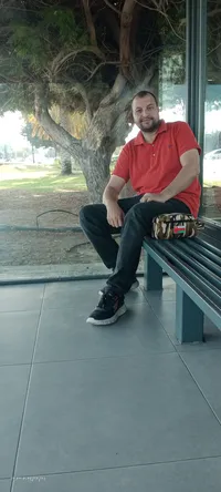 خياط وفني تطريز بخبرة مهنية تتجاوز 20 عامًا في صناعة الملابس، المفروشات، الحقائب، الأحذية، والتطريز