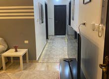 شقة طابقية للبيع خلف الواو و الونك و مسجد المهتدون الزرقاء الجديدة.. لعائلة مغتربين استعمال قليل