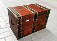  صندوق خشبي كبير الحجم مزين بشريطين من النحاس صندوق خشبي كبير الحجم مزين بشريطين من النحاس
