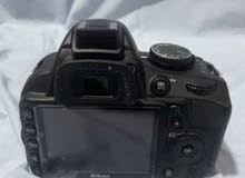 كاميرا نيكون D3100 مع الشاحن والحقيبة ووصلة usb وكذلك حامل الكتف