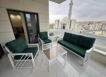 طقم كنب حديد خماسي أنيق للبيع، يتكون من كنبة ثلاثية وكرسيين مفردين وطاولة. تصميم عصري ومتين، مثالي ل