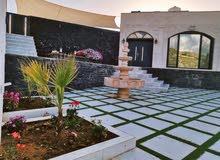 شاليه كازبلانكا جديد و فاخر يبعد عن الدوران الثامن 10 دقايق يتمتع بإطلالة جبلية رائعه وهدوء تمام