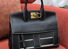شنطة جلد طبيعي ( salvatore ferragamo calfskin thestudiocagebagsella) صناعة ايطالية