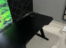 Gaming table and display for sale طاولة قيمنق وشاشة للبيع