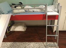 سرير اطفال عدد 2 مع زحليقة بحالة جيدة جدا لون ابيض مع احمر