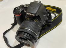 للبيع كاميرا نيكون D3500 مع مستلزماتها