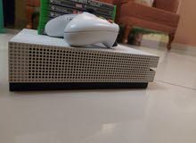 Xbox one s مع يد واحدة و سبع اسطوانات و بطاريتين قابلتين للشحن الجهاز مستعمل استعمال خفيف Xbox one s مع يد واحدة و سبع اسطوانات و بطاريتين قابلتين للشحن الجهاز مستعمل استعمال خفيف