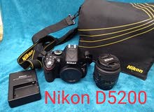 للبيع كاميرا نيكون D5200 نظيفة جداً  24.1 MP مع عدستها الاصلية و البطارية و الشاحن وشنطة
