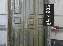 باب خشب عدد 3 وشباك المنيوم عدد 1