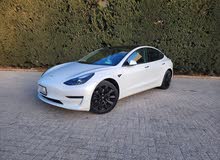 تيسلا model 3 2023  بحاله الوكاله وبسعر مميز ، ممشى قليل فك تأمين من دون حادث