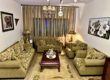 غرفة صالون كاملة متكاملة ( كنبيات وسجادة و برداي). مستعملة سنة واحدة فقط. .