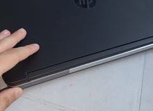 عل كل اللابتوب معالجه انتل i5 4th يعني جيل رابع و كرت داخلي Intel UHD 4600 و رامات 8 GB DDR3 و مساحه