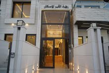 شقة طابق ثالث مع روف في مشروع زهرة القمر بإطلالة رائعة وتشطيبات عالية الجودة في موقع مميز