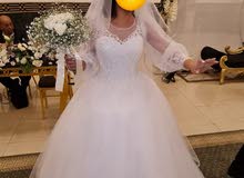 فستان زفاف بالطرحة و التاج
