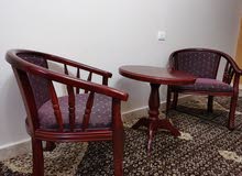 طاولة وكرسيين طاولة وكرسيين