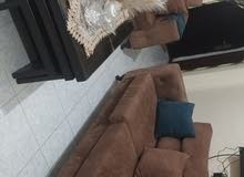 طقم كنب بحالة ممتاززززة  7 مقاعد لون بني نظيف