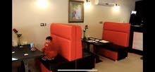 طاولات مطعم مع كعدات طاولات مطعم مع كعدات