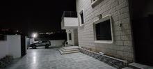 بيت جديد غير مسكون مكون من ثلاث طوابق في المزرعه الغربيه بالقرب من شركة النزيه للبلاط