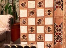 تشكيلة من رقع الشطرنج و طاولات الزهر من الأخشاب الطبيعية و الموزاييك الدمشقي و النقش اليدوي. تشكيلة من رقع الشطرنج و طاولات الزهر من الأخشاب الطبيعية و الموزاييك الدمشقي و النقش اليدوي.